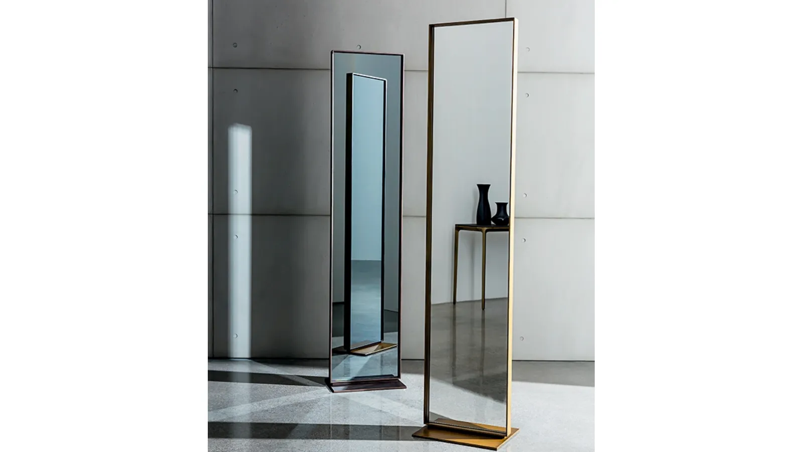 Rectangular double-sided floor-standing mirror with metal base and lacquered aluminum frame Visual Free standing by Sovet