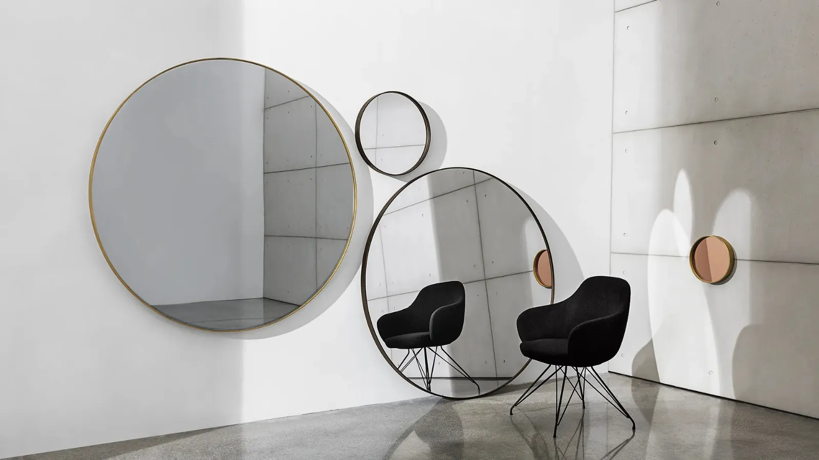Round mirror with lacquered metal frame Visual Round by Sovet