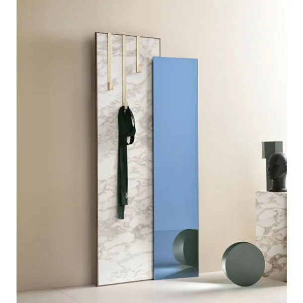 Ceramic coat rack with two inclined panels, one marble-effect and one mirrored. Welcome by Tonelli