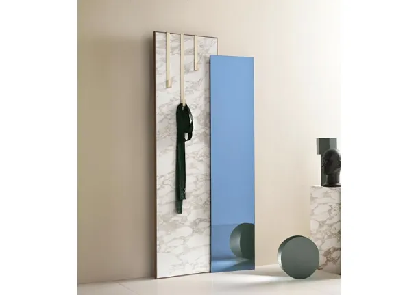 Ceramic coat rack with two inclined panels, one marble-effect and one mirrored. Welcome by Tonelli