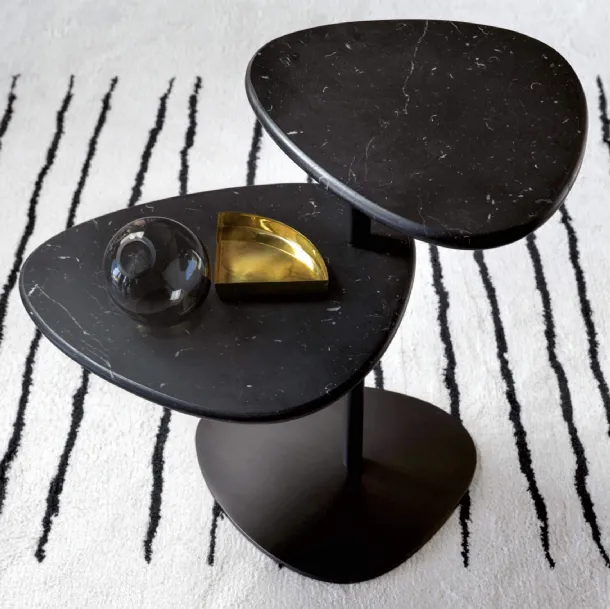 Coffee table with an irregularly shaped marble top and a matte bronze Yory metal rod structure by Desirèe