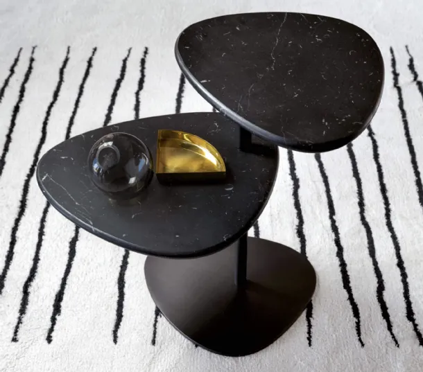 Coffee table with an irregularly shaped marble top and a matte bronze Yory metal rod structure by Desirèe