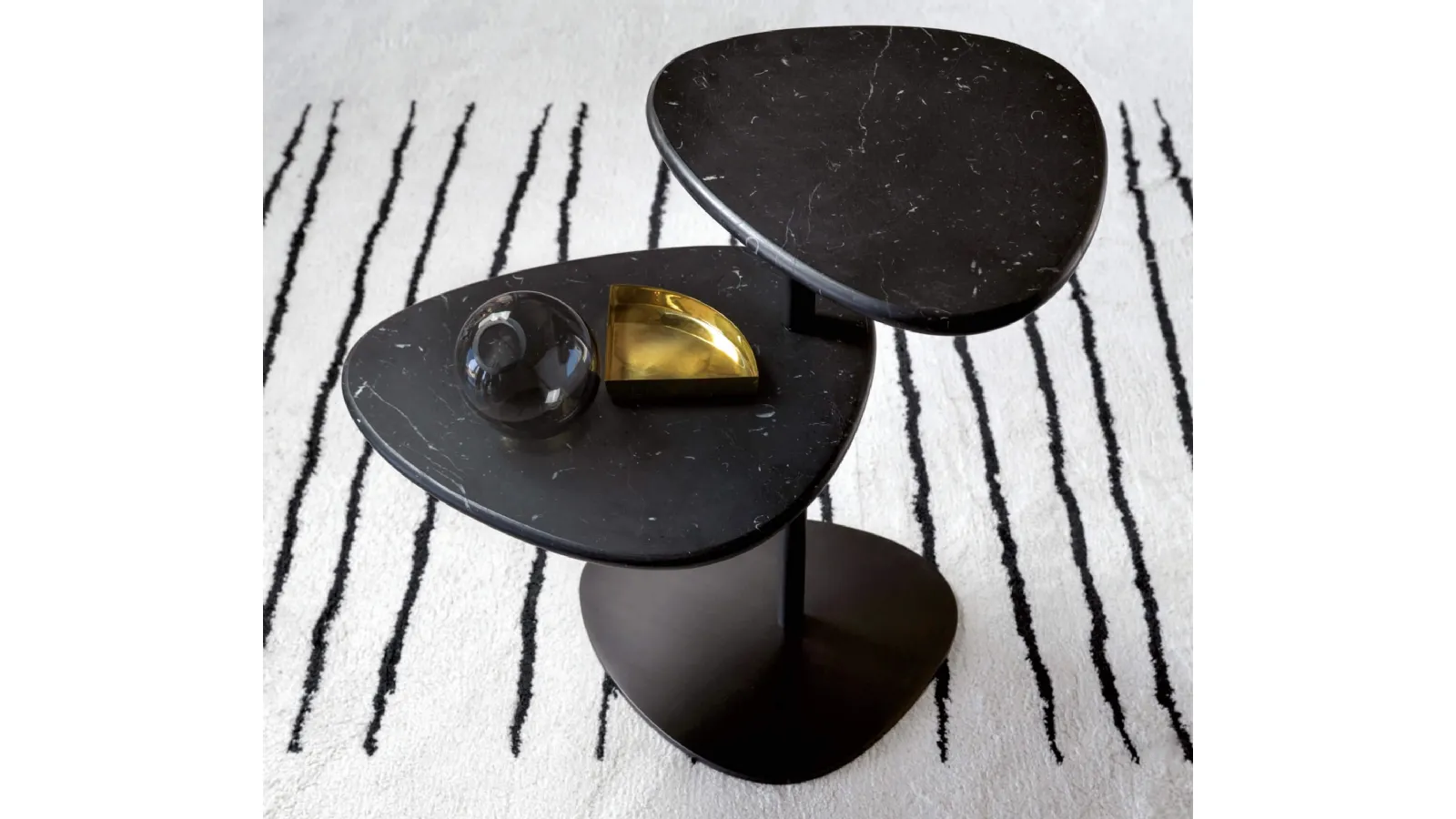 Coffee table with an irregularly shaped marble top and a matte bronze Yory metal rod structure by Desirèe