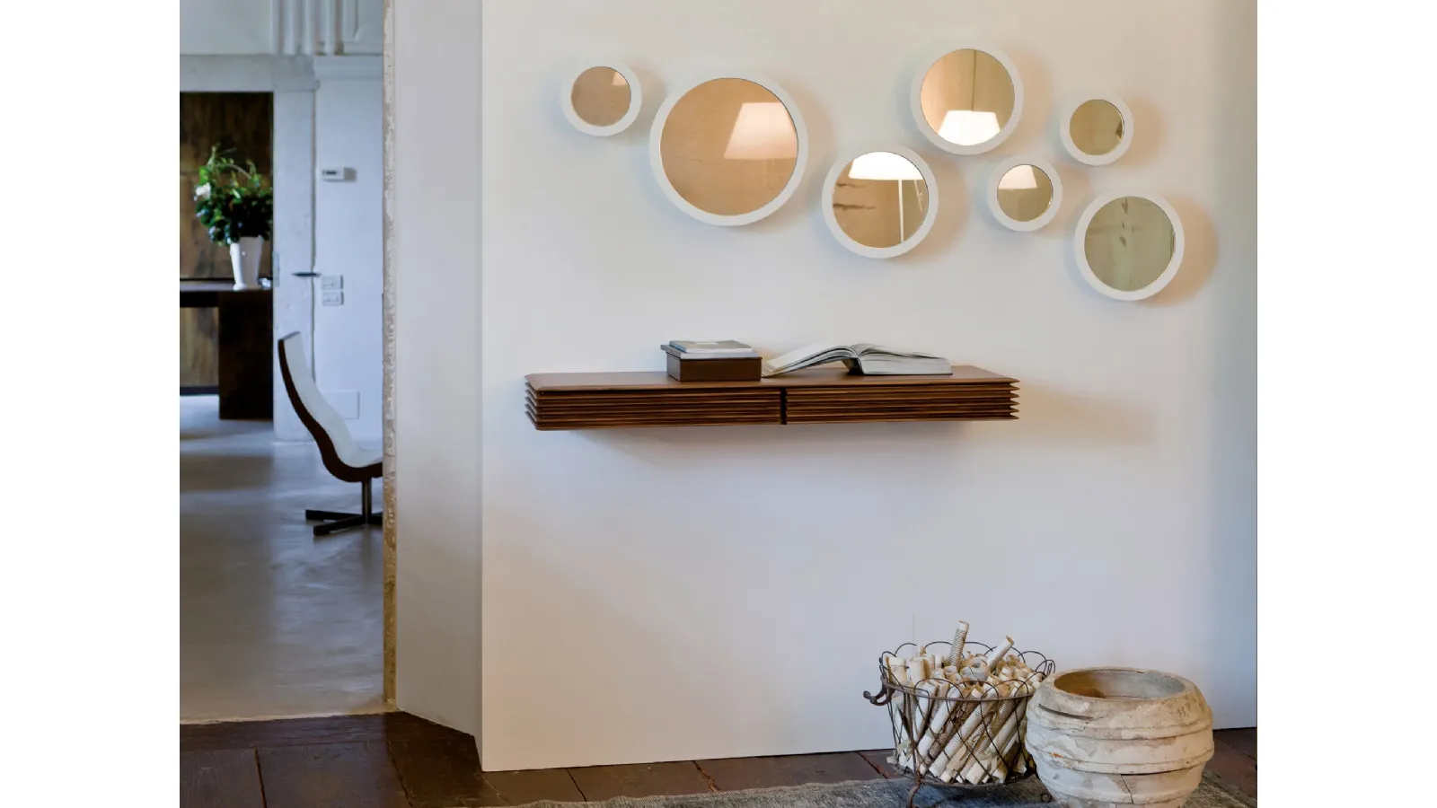 Lineas entryway furniture by Porada