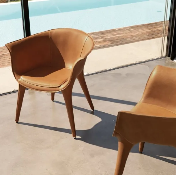 Doralee armchair completely upholstered in Desirèe leather