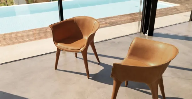 Doralee armchair completely upholstered in Desirèe leather