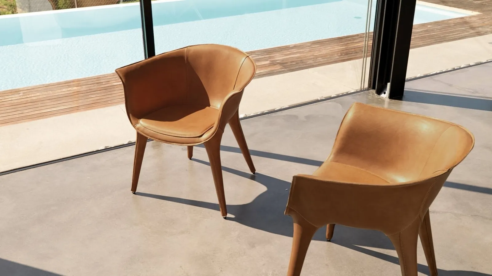 Doralee armchair completely upholstered in Desirèe leather