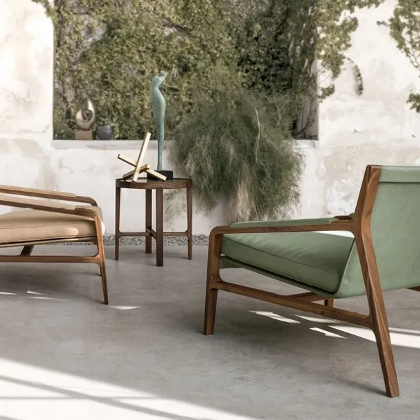 Margot armchair with solid wood frame upholstered in Alivar leather