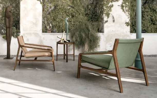 Margot armchair with solid wood frame upholstered in Alivar leather