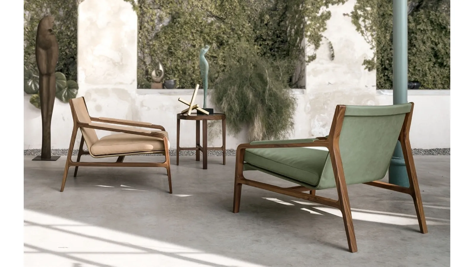 Margot armchair with solid wood frame upholstered in Alivar leather