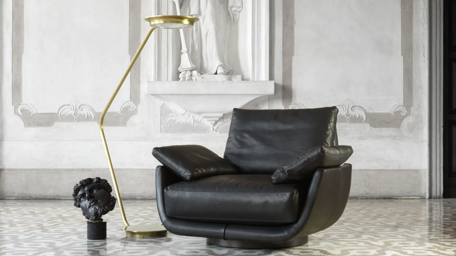 Maxi Swivel Leather Armchair Tuliss by Desirèe