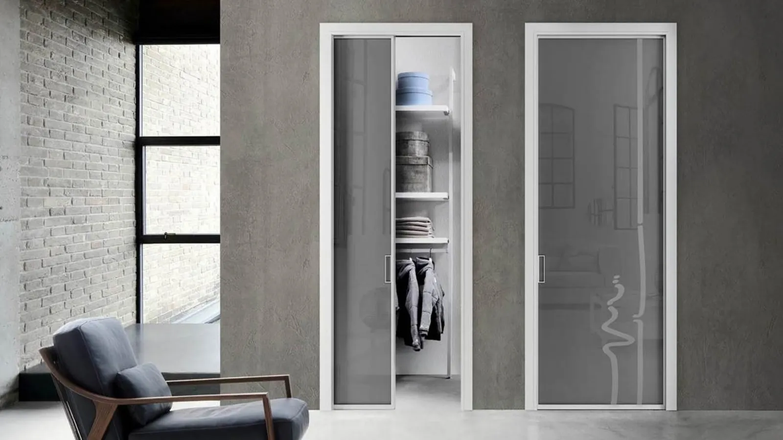 Internal sliding door in screen-printed glass with Zeus disappearing aluminum frame by Doal