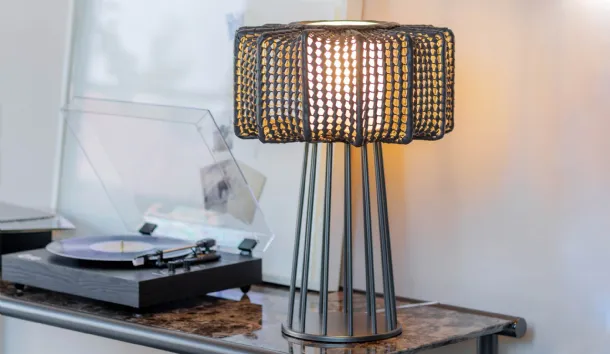 Arno table lamp in metal and woven leather by Natevo