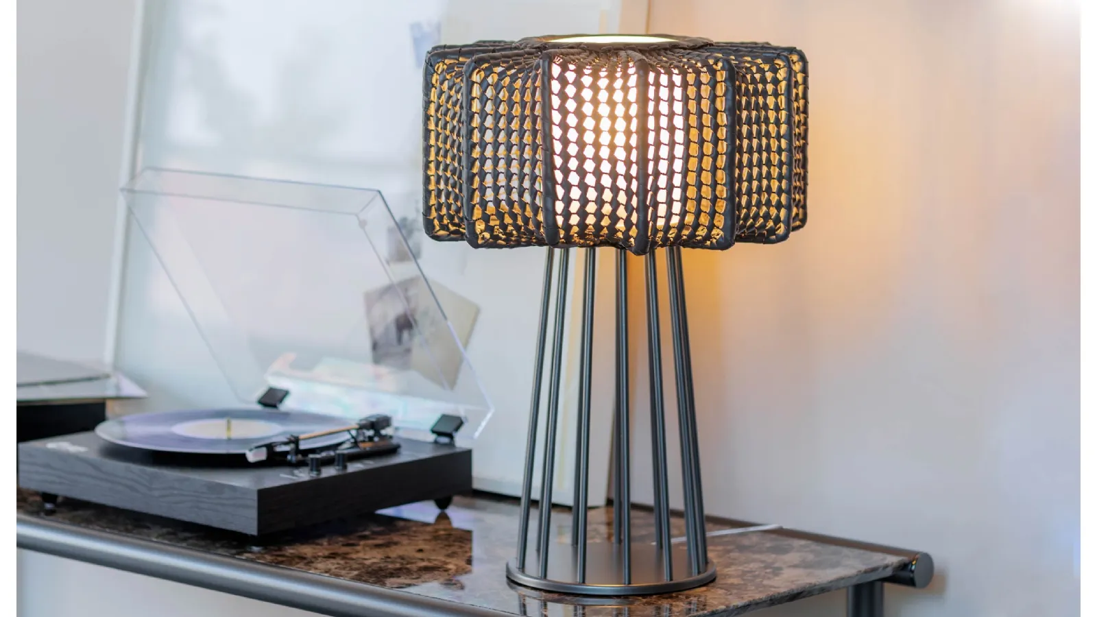 Arno table lamp in metal and woven leather by Natevo