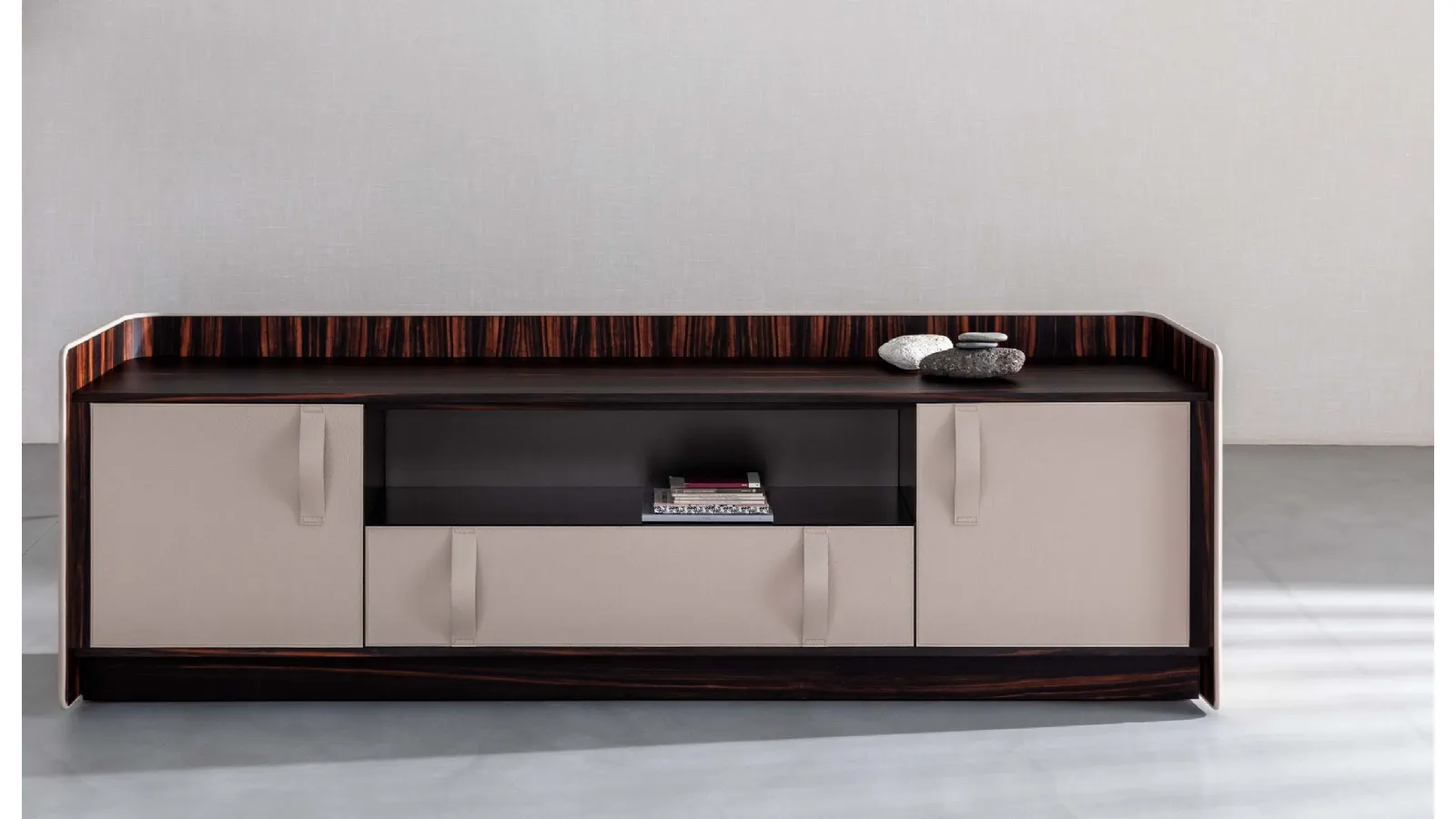 Madia Gentleman with a curved plywood structure, externally covered in white leather, internally in ebony with a Flou ebony top