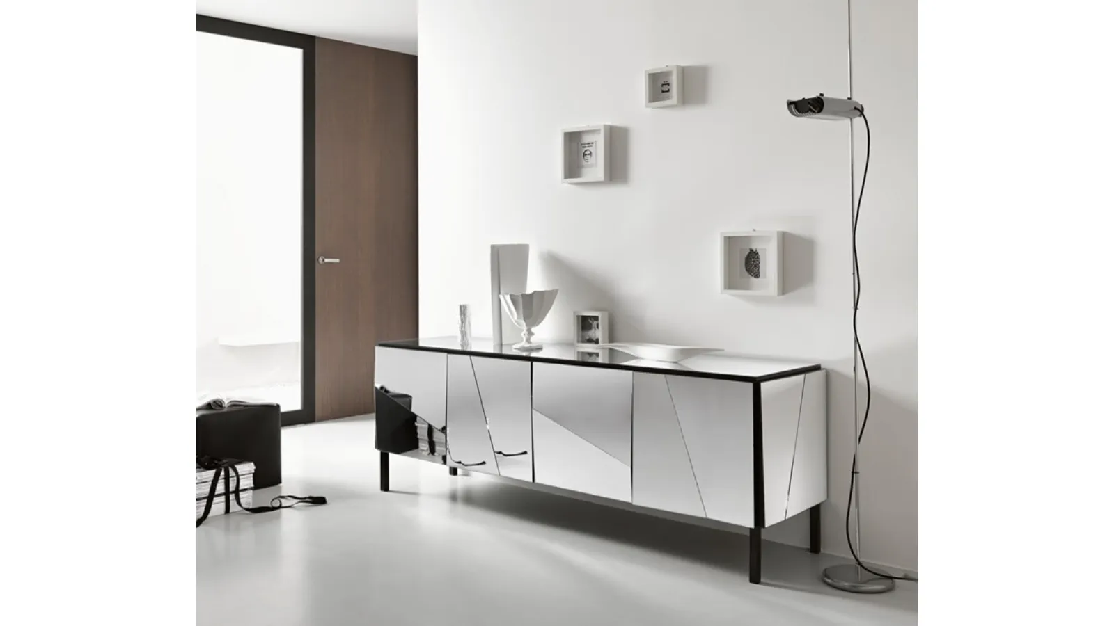 Madia in glass with mirrored doors, top and sides made with concave and convex panels by Tonelli