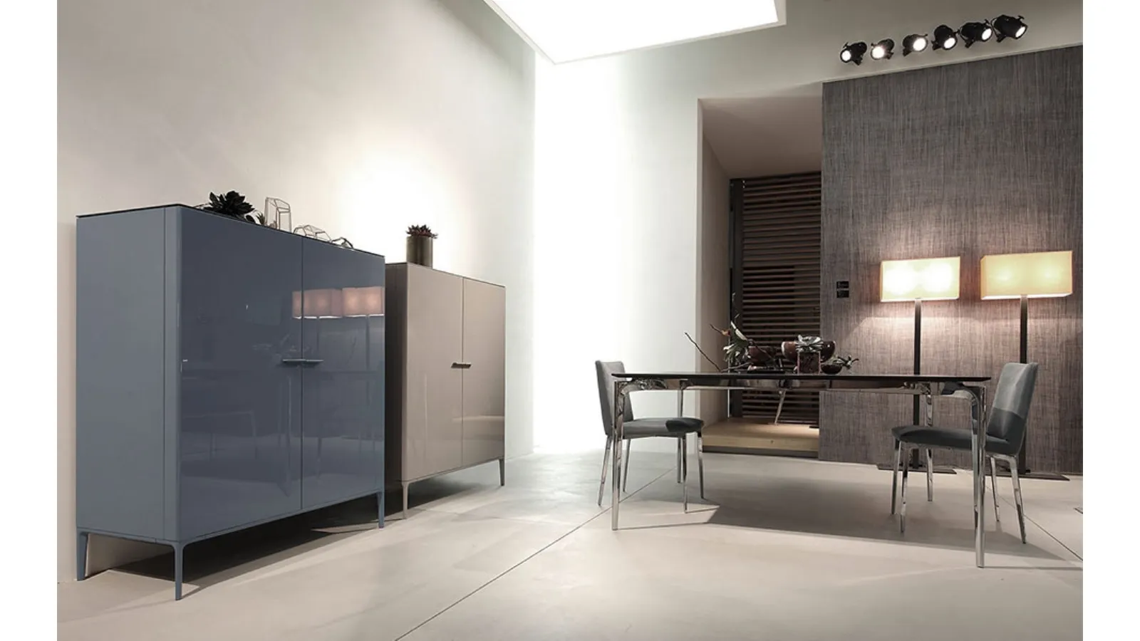 Madia Alta Side Up in glossy lacquered finish by Alivar