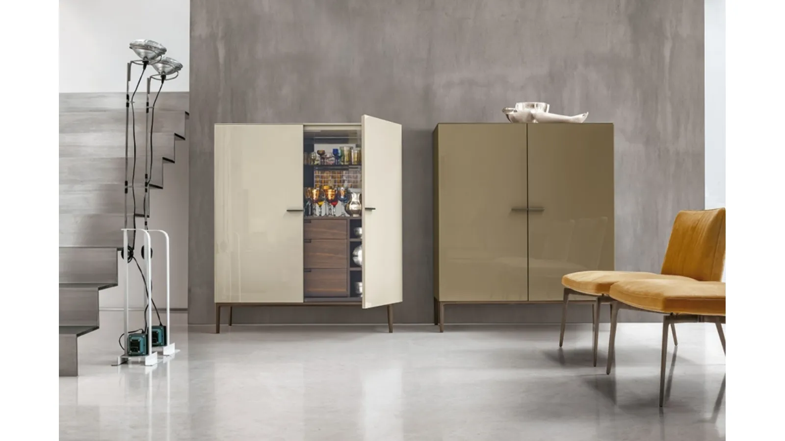 Madia Alta Side Up in glossy lacquered finish by Alivar