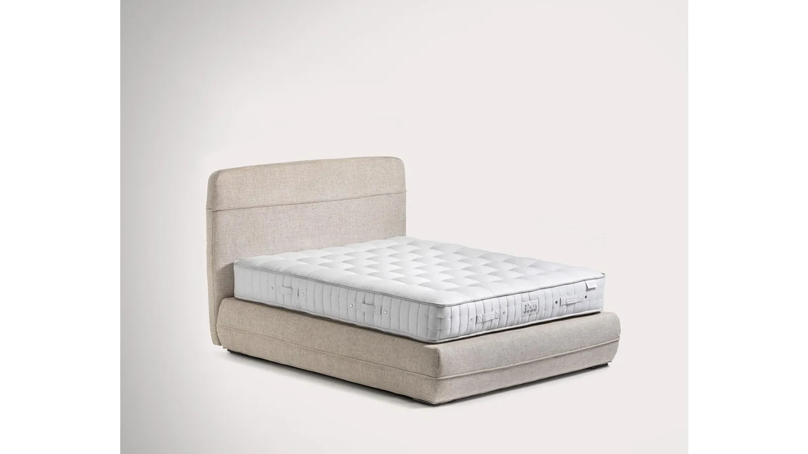 Organic Leonardo mattress composed of pocket springs and micro-springs enclosed in a padding of horsehair, cotton, hemp, latex, and Flou's cashmere