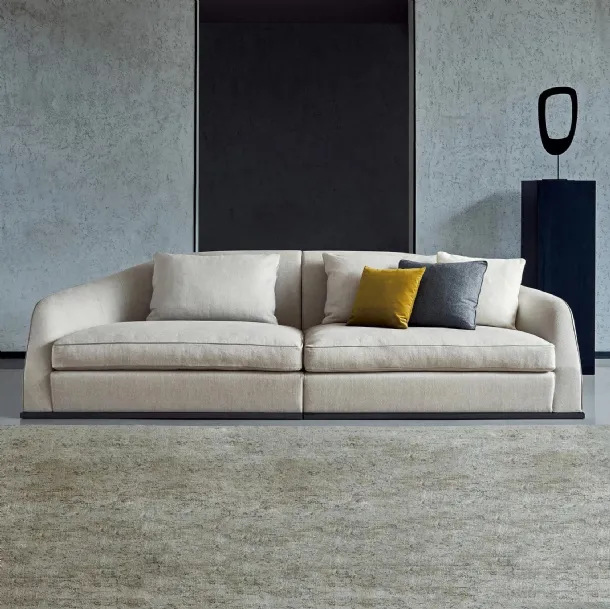 Alfred linear sofa by Flexform
