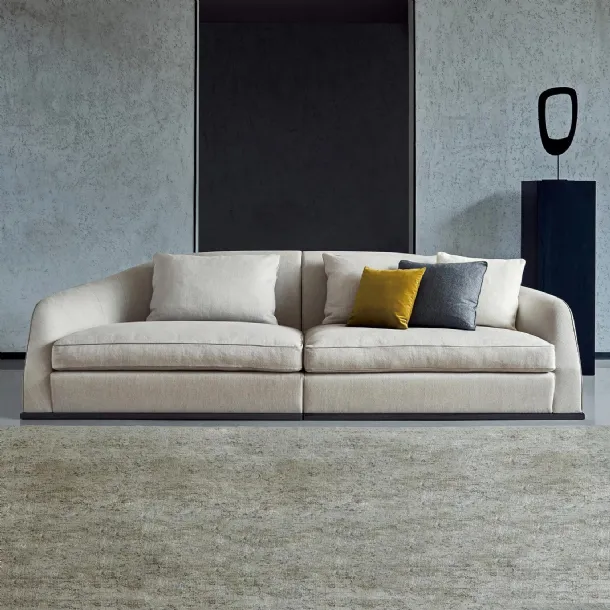 Alfred linear sofa by Flexform