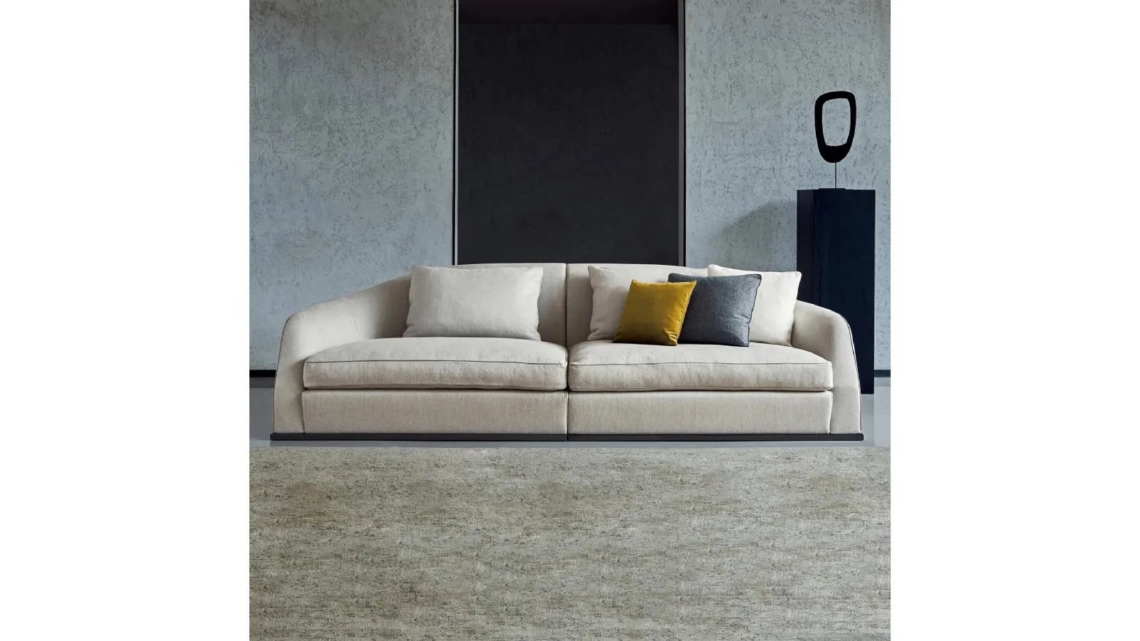 Alfred linear sofa by Flexform
