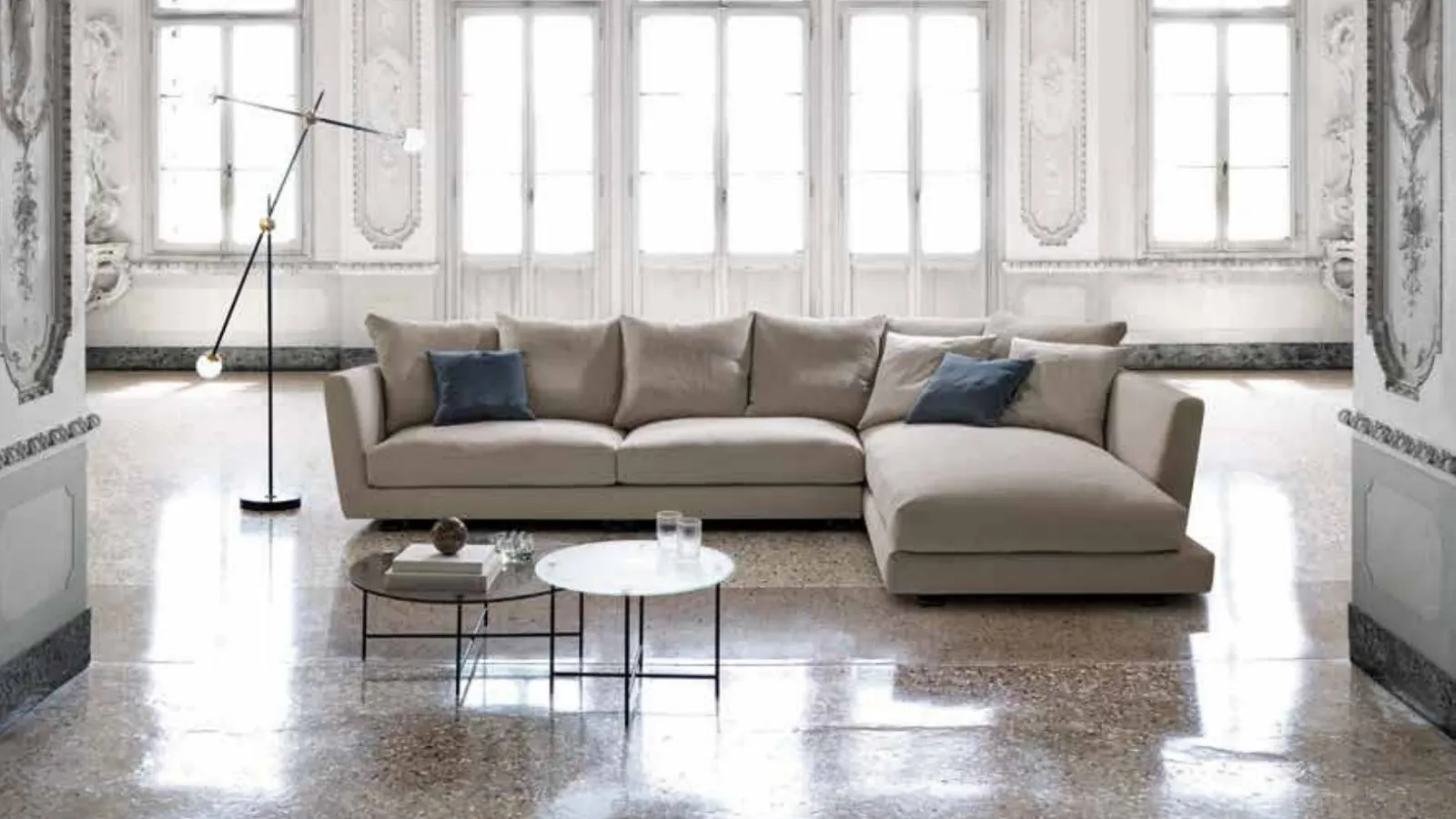 Modern sofa with Lov Elegance peninsula by Desirèe