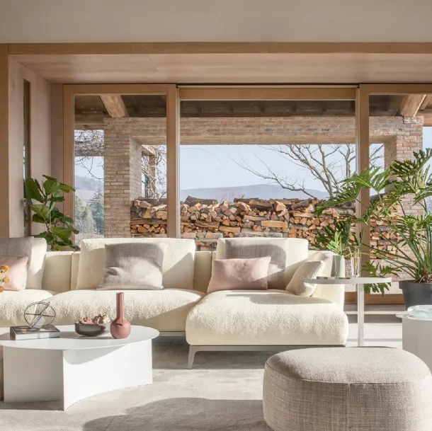 Fabric sofa with metal legs and Oliver peninsula by Flou