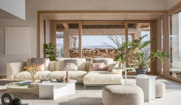 Fabric sofa with metal legs and Oliver peninsula by Flou