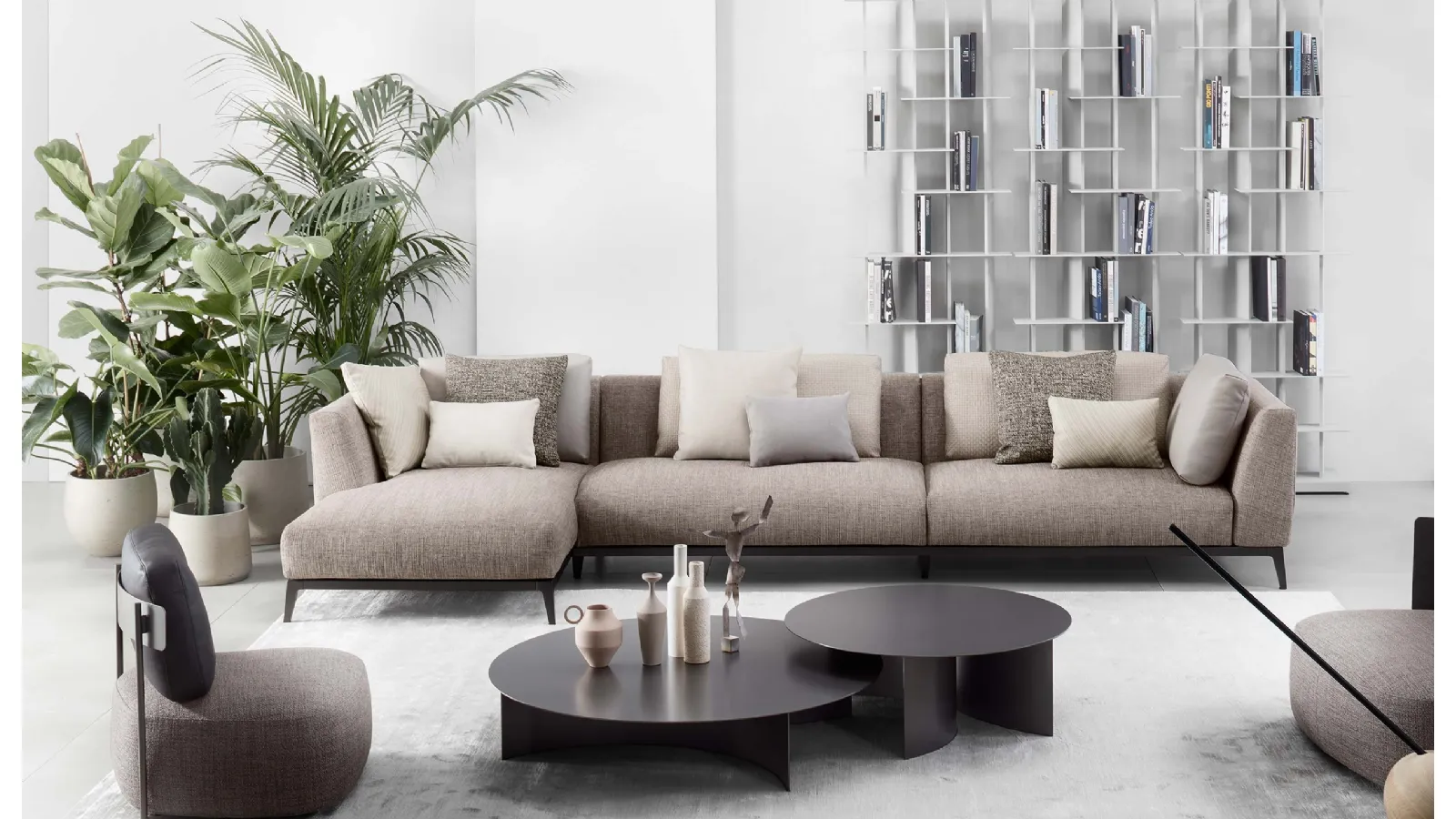 Oliver sofa with chaise longue by Flou