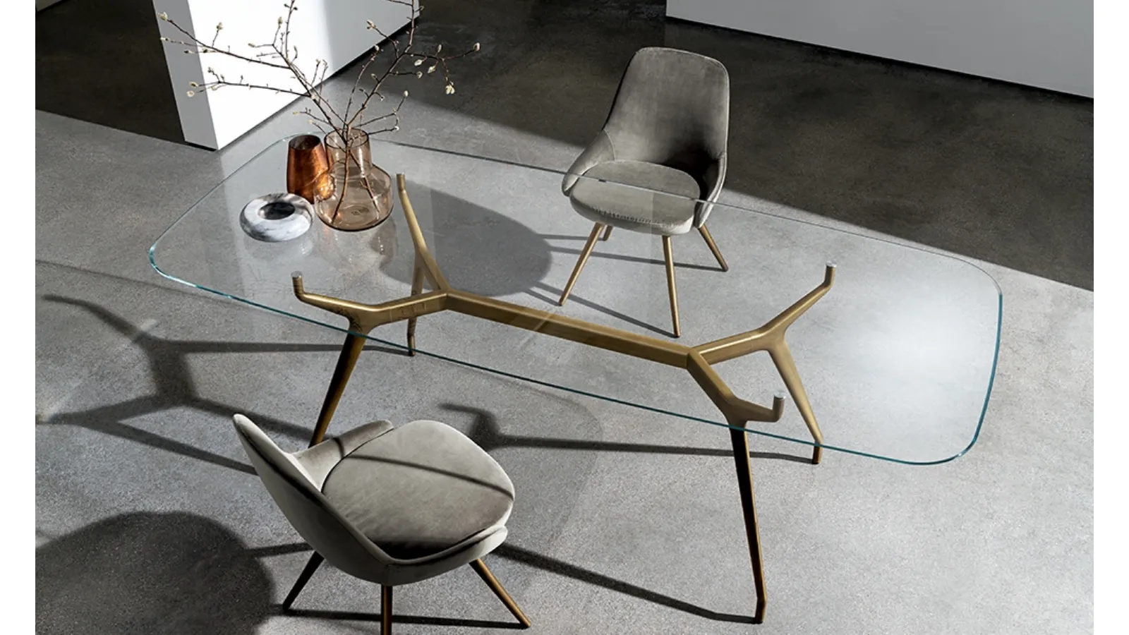 Arkos Shaped 02 Table with transparent glass top and aluminum structure by Sovet