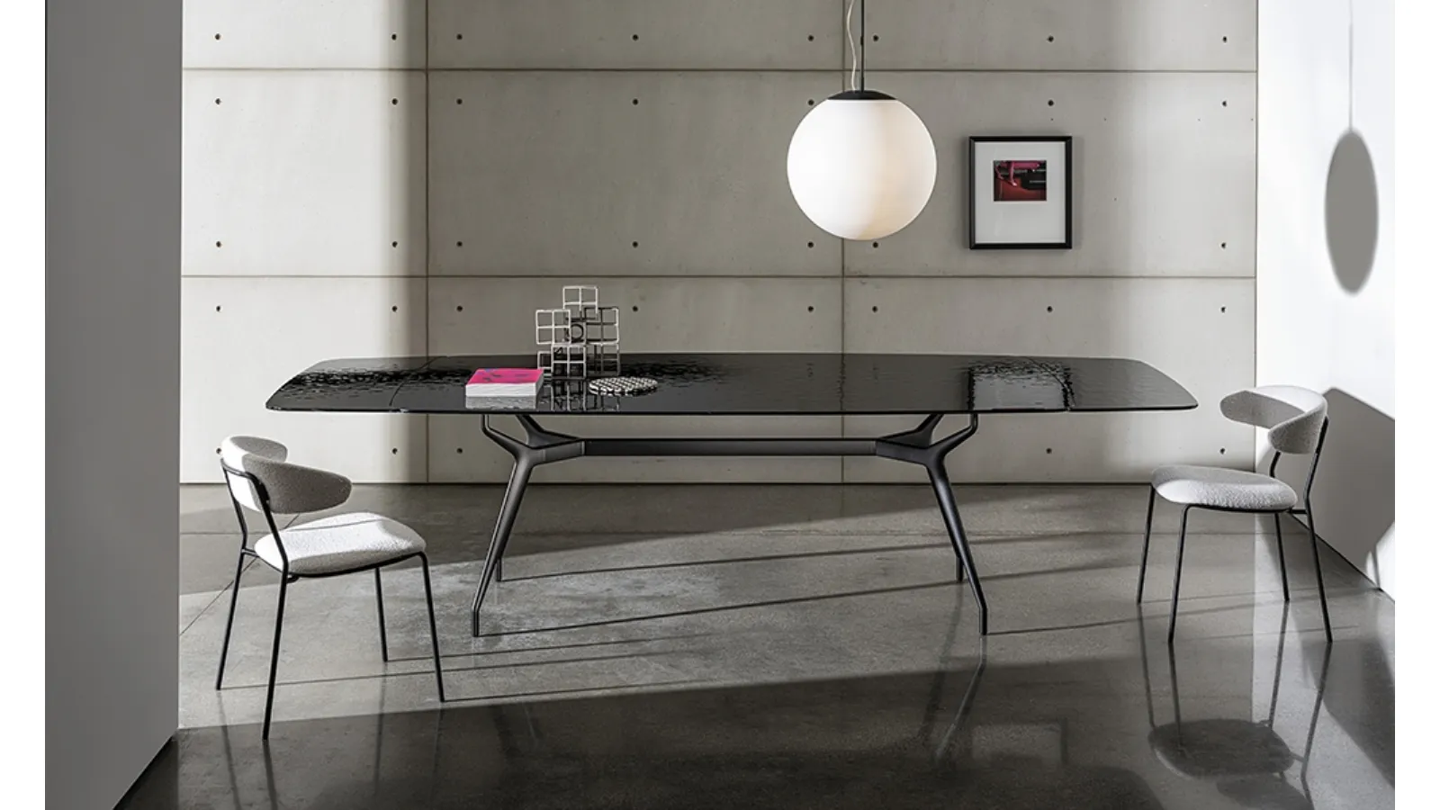 Sovet Arkos shaped extendable table