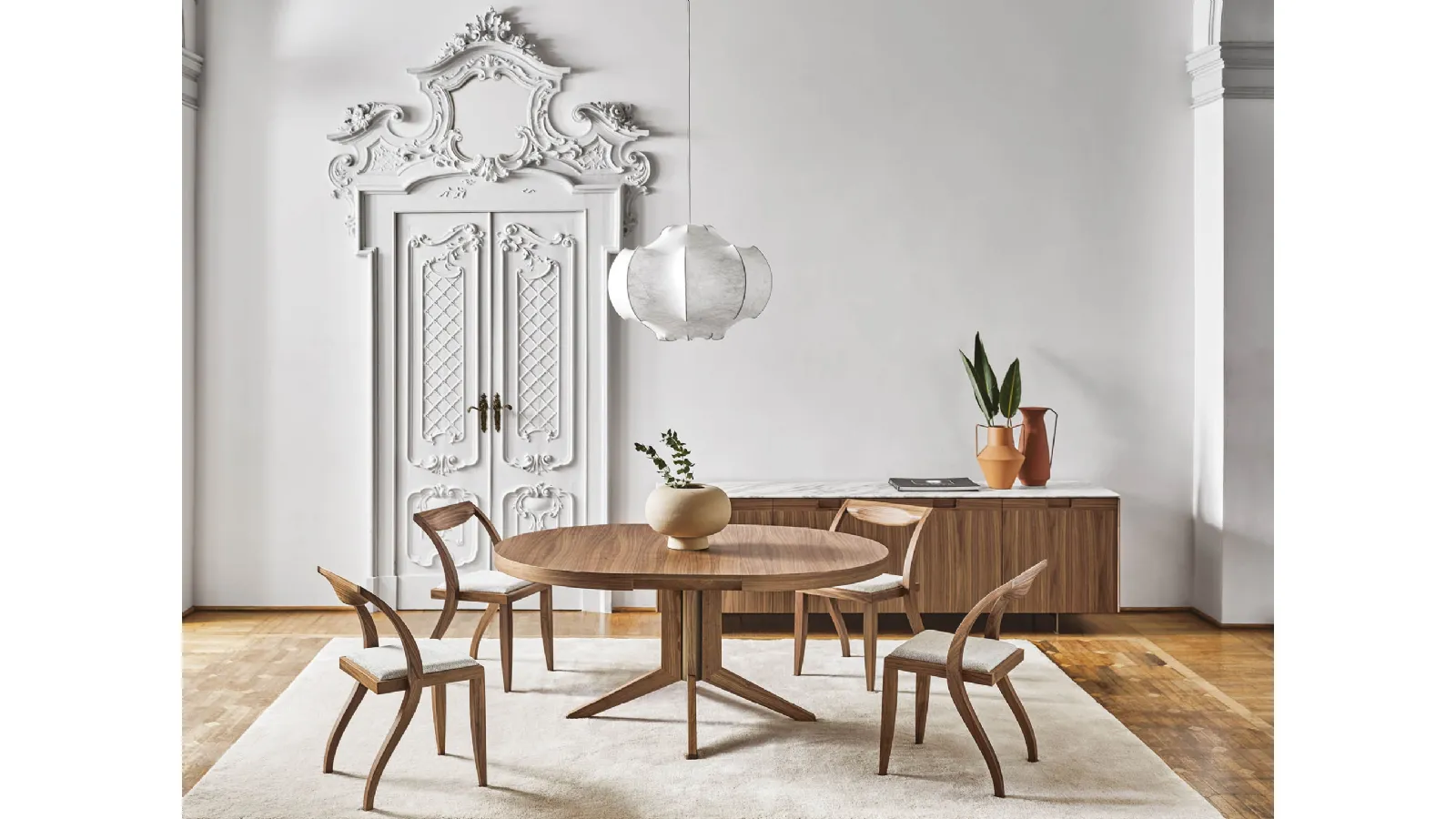 Brycan extendable round table in Porada canaletto walnut