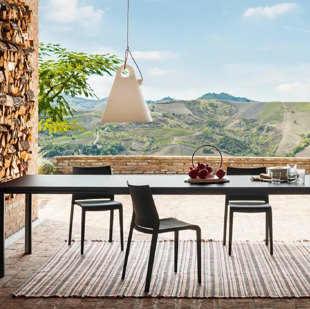 Simple and essential extendable table Every+Grid with glass top and aluminum structure by Desalto