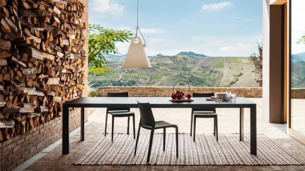 Simple and essential extendable table Every+Grid with glass top and aluminum structure by Desalto