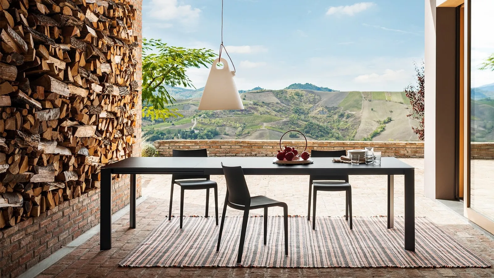 Simple and essential extendable table Every+Grid with glass top and aluminum structure by Desalto