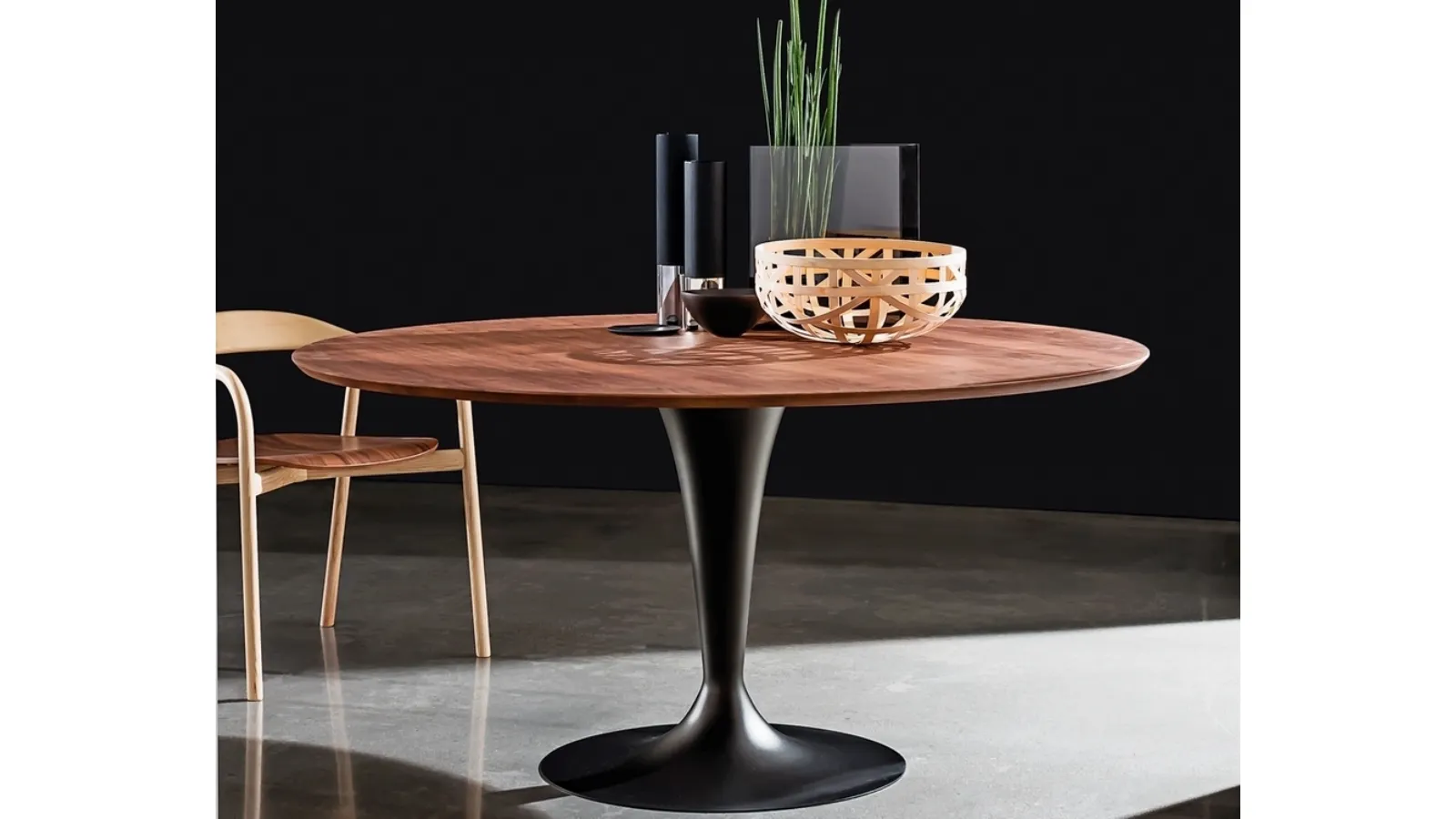 Flûte Wood Table with round wooden top and lacquered metal base by Sovet