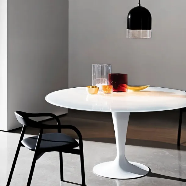 Flûte round table in lacquered glass with lacquered metal base by Sovet