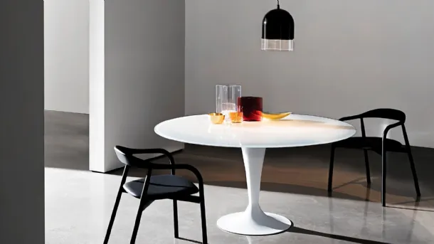 Flûte round table in lacquered glass with lacquered metal base by Sovet