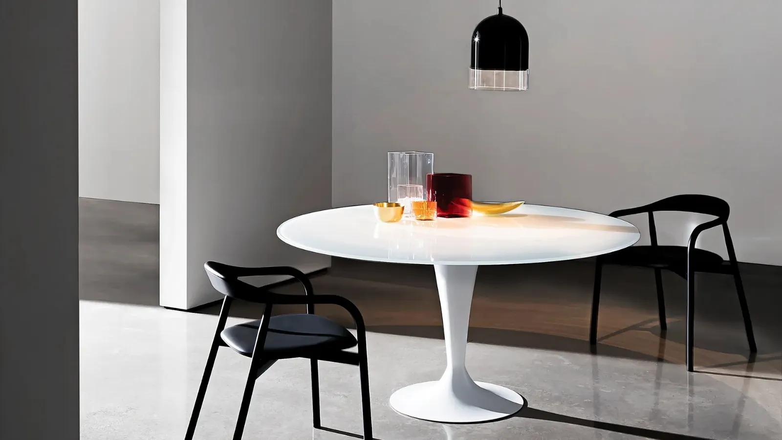 Flûte round table in lacquered glass with lacquered metal base by Sovet