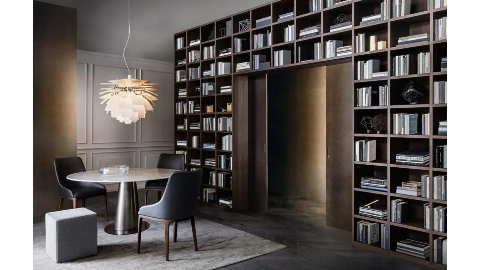Hamilton round table with marble top and central base in painted metal by Giellesse
