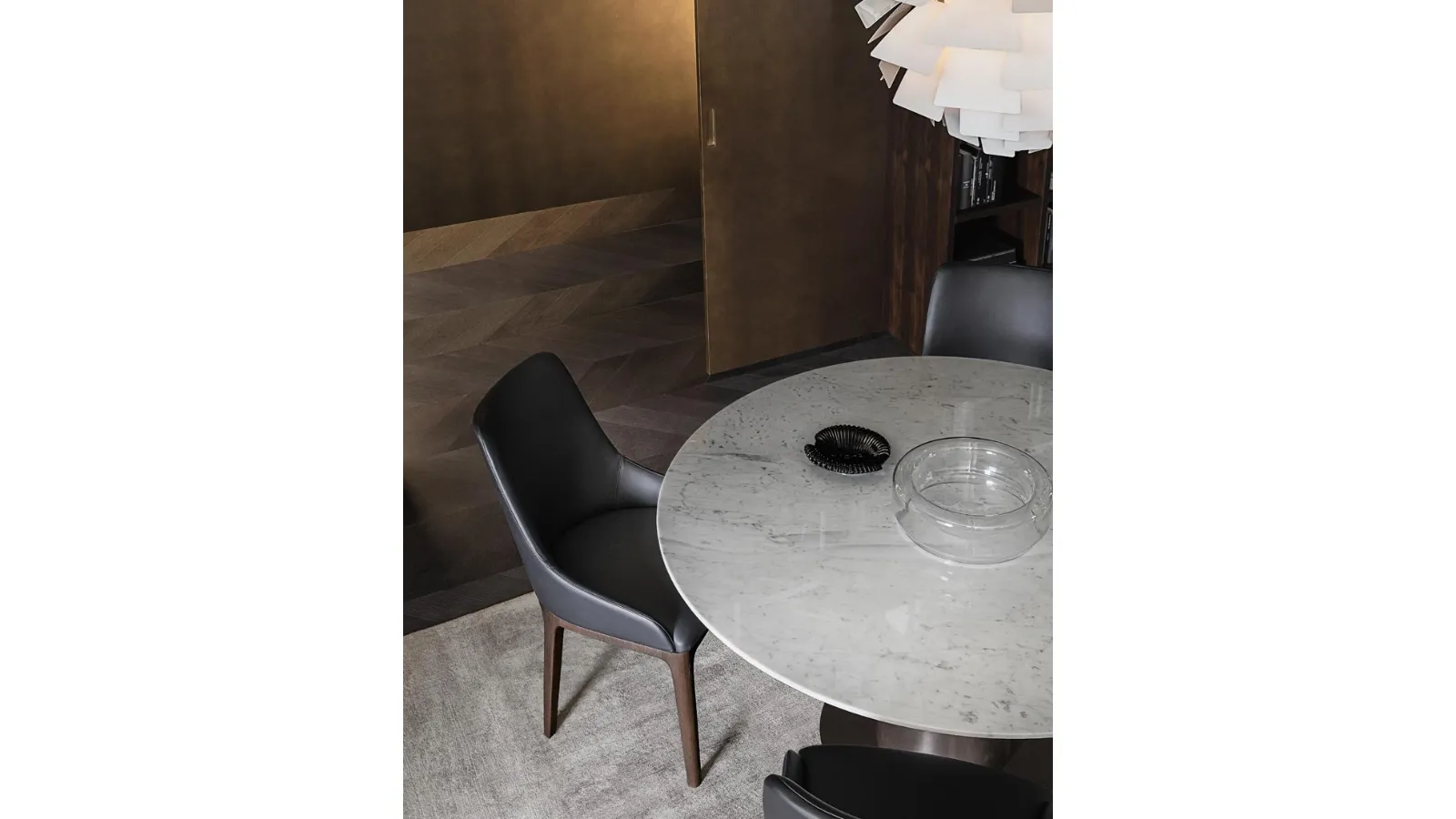 Hamilton round table by Giellesse