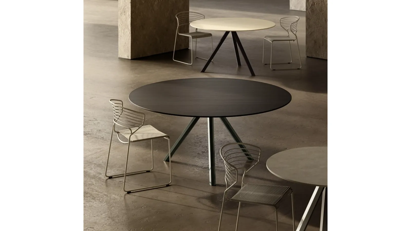 HEB Round table in wood by Desalto