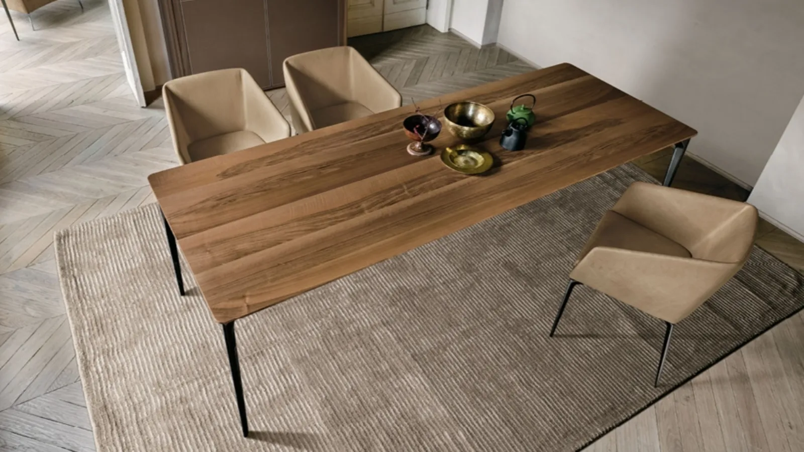 Liuto Table with Alivar Walnut Top
