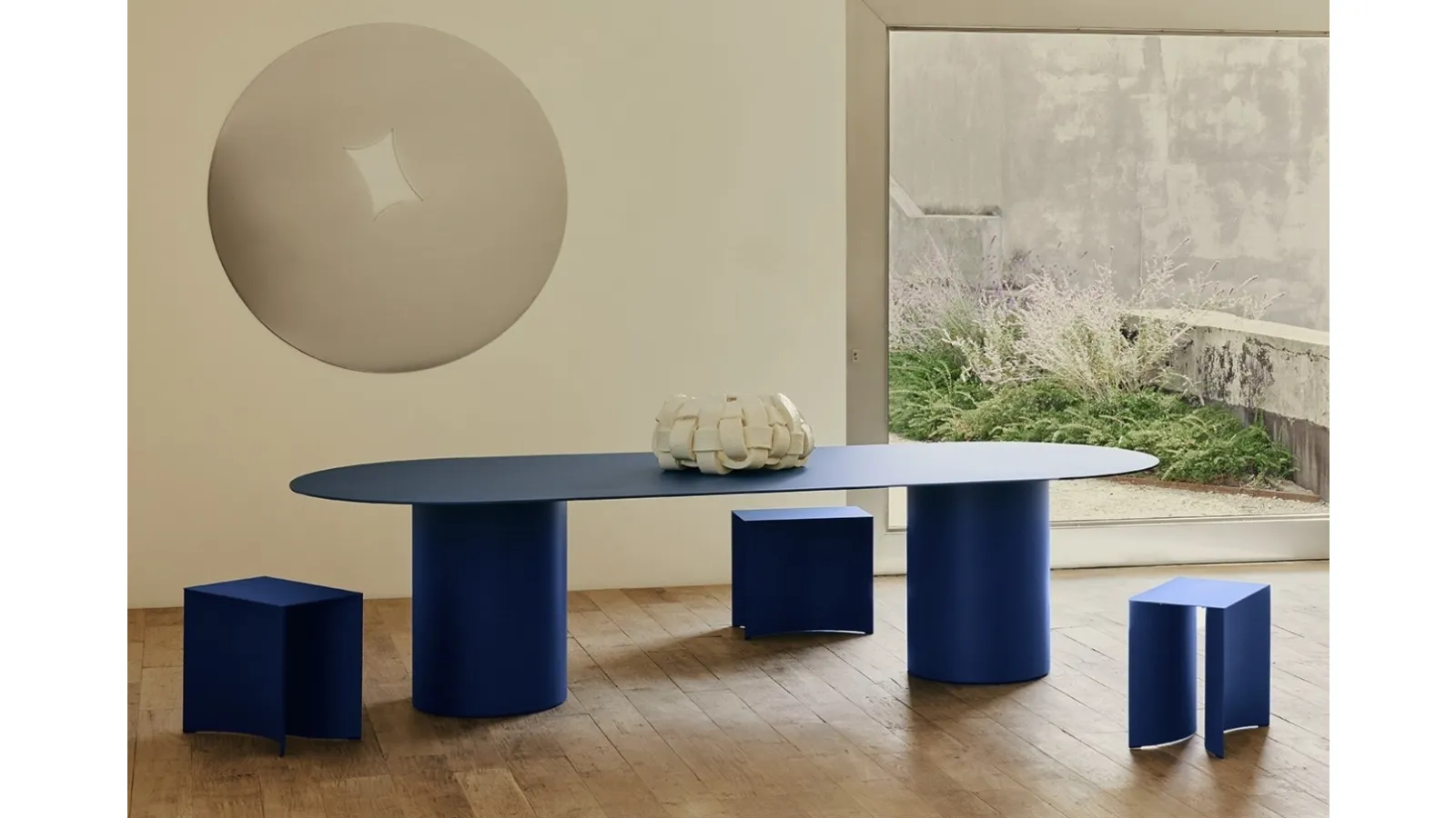 MM8 Table in lacquered aluminum with double cylindrical base by Desalto