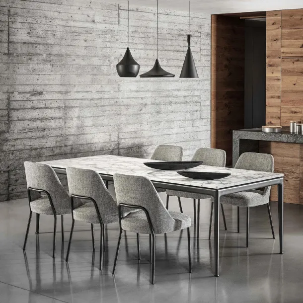 Table with Carrara white marble top and Pico anthracite aluminum base by Flexform