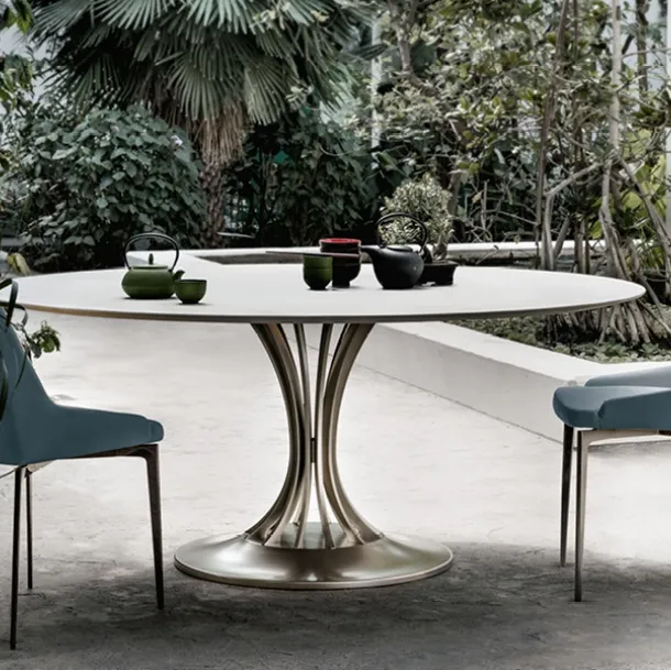 Radar XL Table with lacquered MDF top in White, steel legs and Alivar cast iron base