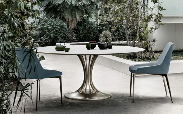 Radar XL Table with lacquered MDF top in White, steel legs and Alivar cast iron base