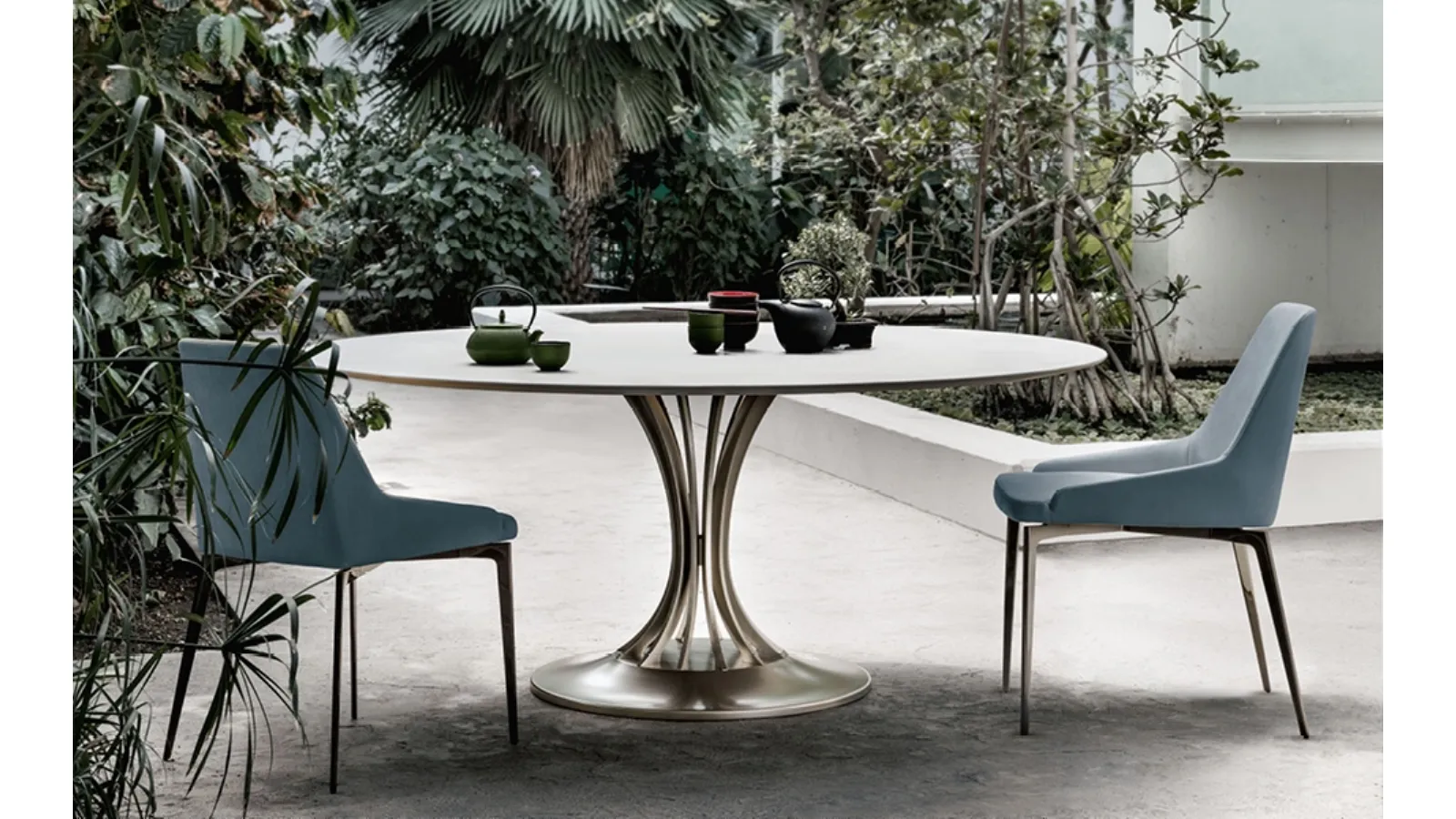 Radar XL Table with lacquered MDF top in White, steel legs and Alivar cast iron base