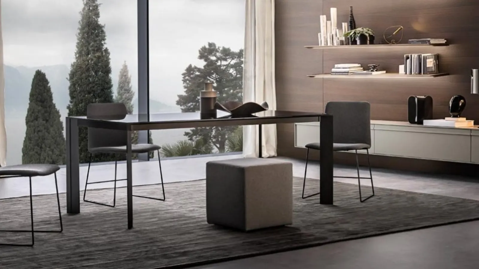 Roy extendable table in glossy lacquered glass by Giellesse